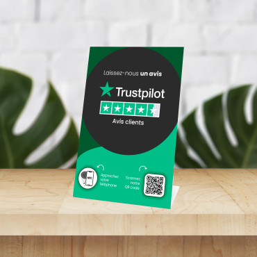Trustpilot NFC-Staffelei mit NFC-Chip und QR-Code
